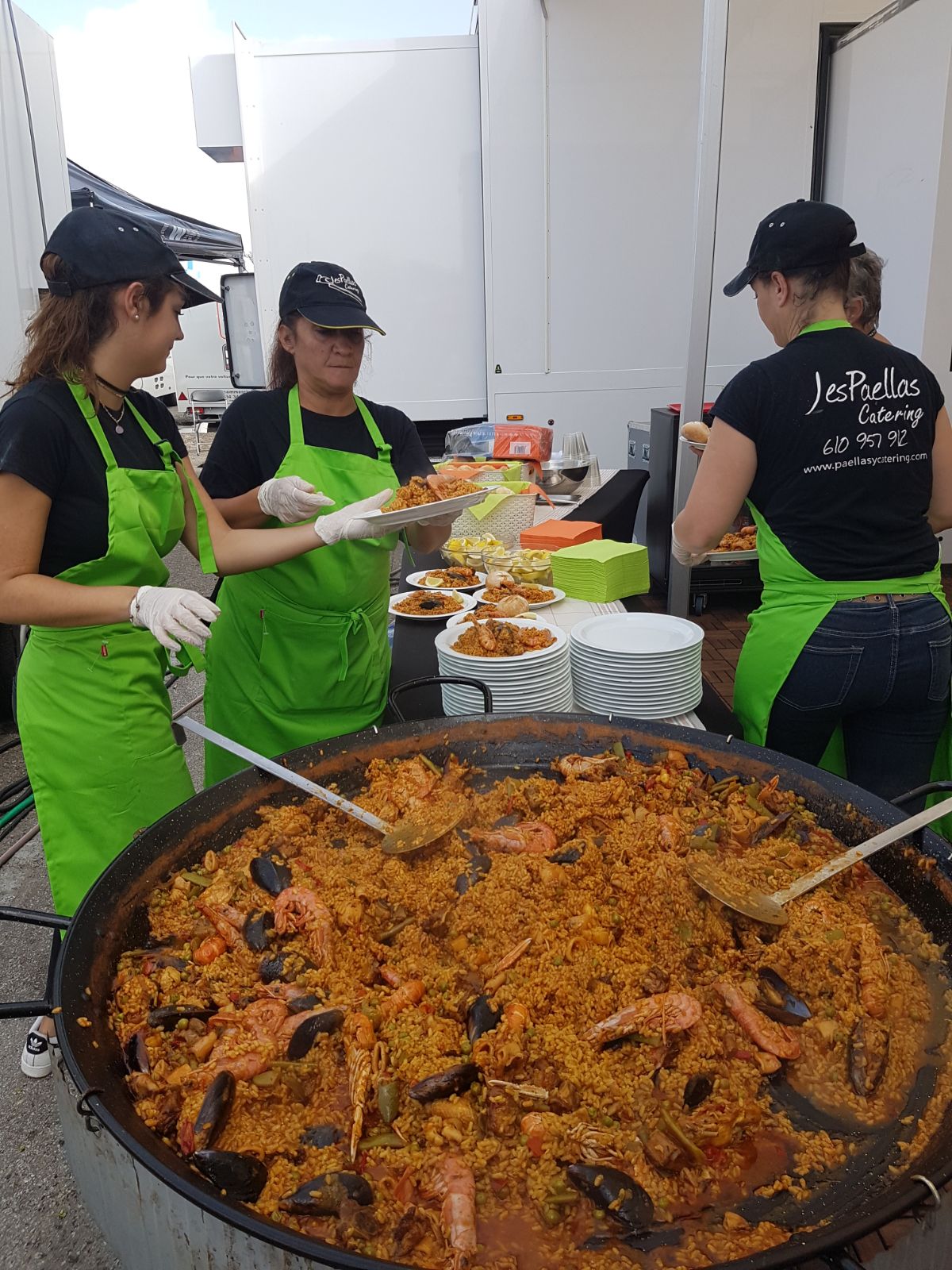 Jesús Manuel Miranda cocinando paella